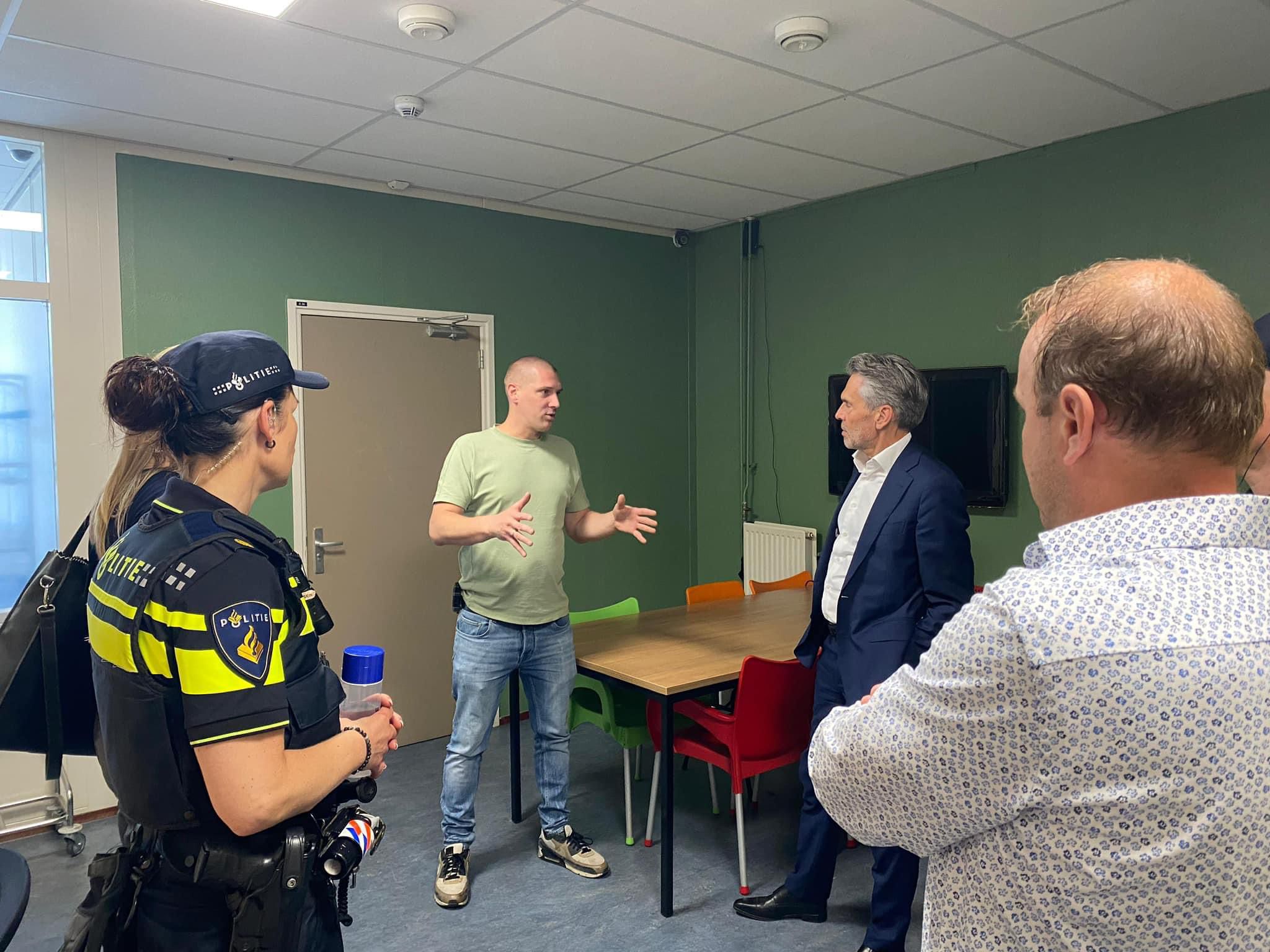 Minister-president Schoof op de nachtopvang in gesprek met Joost Cremers van IrisZorg.