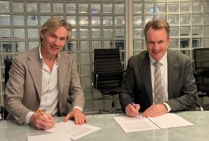 Bestuurder Joost Harkink (namens Tactus Verslavingszorg, Riwis Zorg & Welzijn en IrisZorg) en wethouder Marco Wenzkowski tekenen de samenwerkingsovereenkomst voor de verbouwperiode én de nieuwe huurovereenkomst.