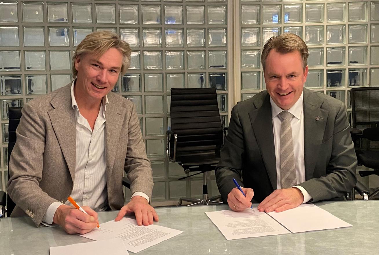 Bestuurder Joost Harkink (namens Tactus Verslavingszorg, Riwis Zorg & Welzijn en IrisZorg) en wethouder Marco Wenzkowski tekenen de samenwerkingsovereenkomst voor de verbouwperiode én de nieuwe huurovereenkomst.