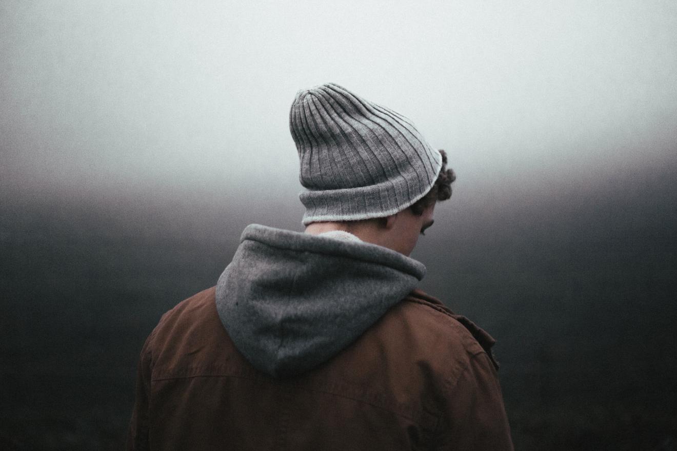Afbeelding van Pexels via Pixabay Jongen met de rug naar je toegekeerd