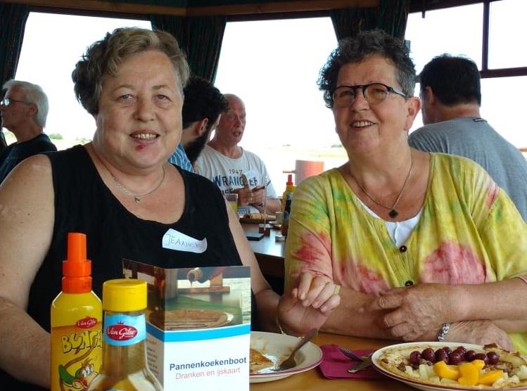 Vrijwilliger Ans en Jeanick op het pannenkoekenschip Vrijwilliger Ans en Jeanick op het pannenkoekenschip